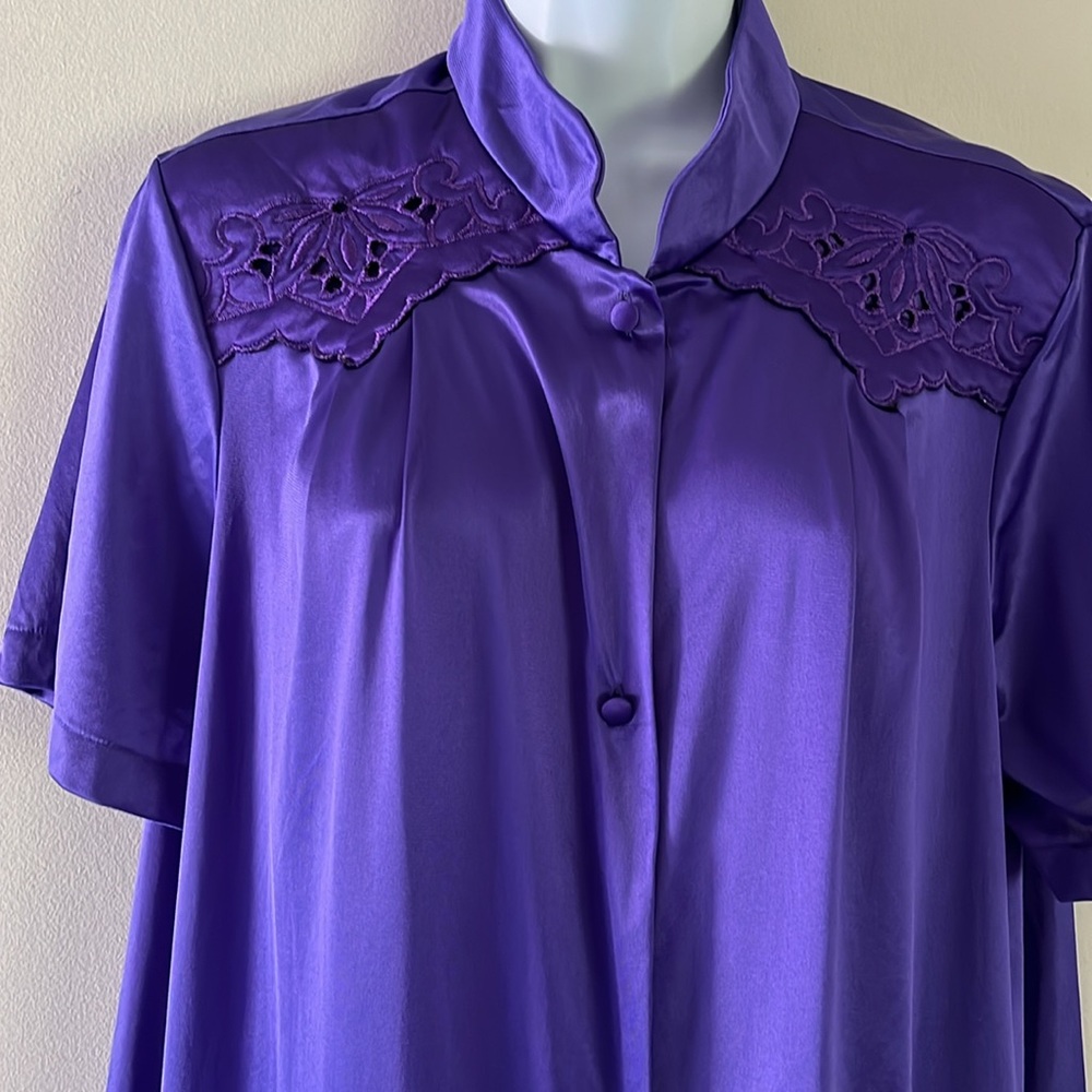 VTG Vanity Fair Purple Robe Button Front Floral Embroidery Sz L